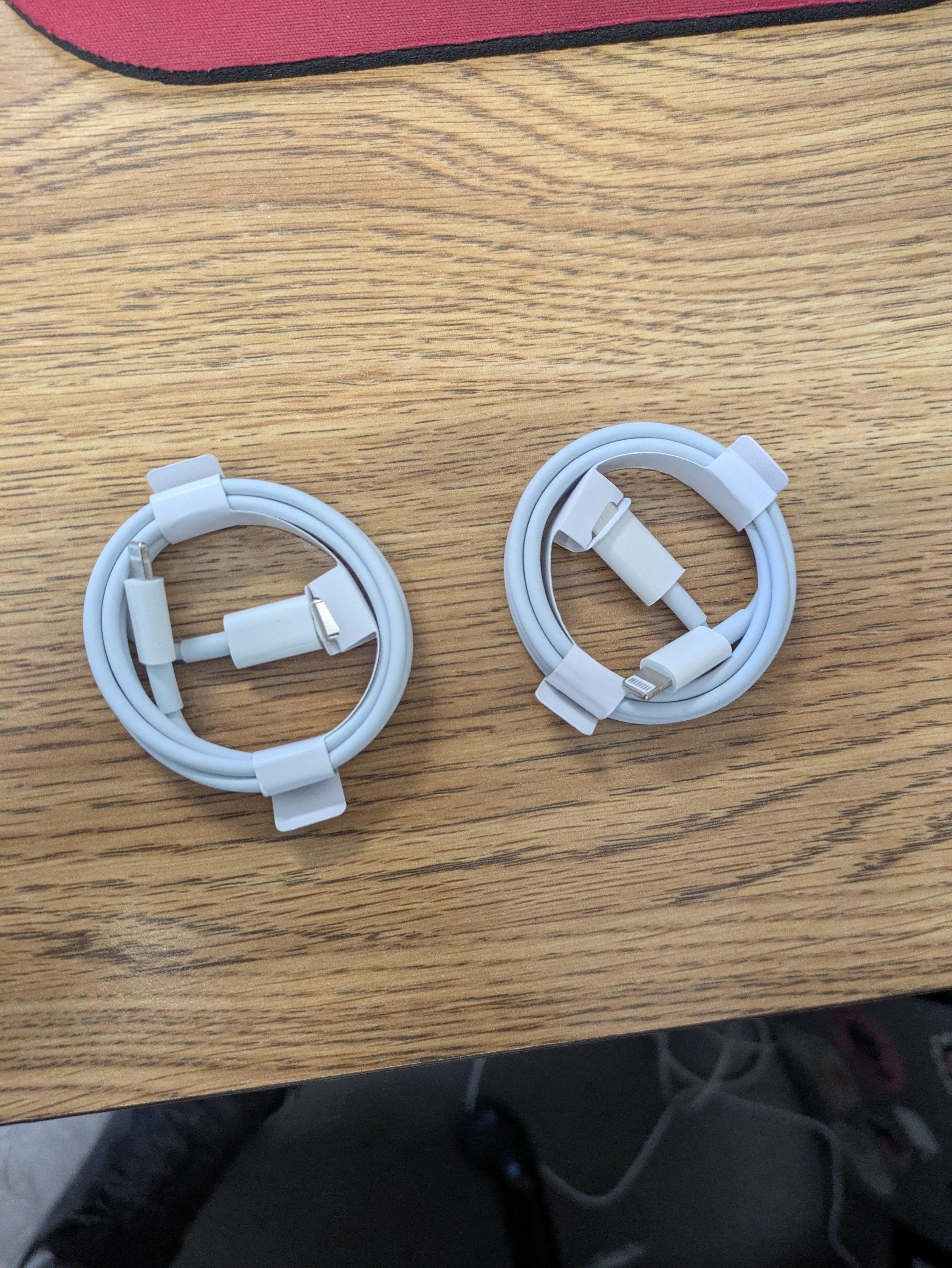 2 iPhone lighting cables to type c